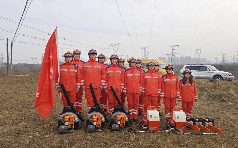 湖北送變電公司應(yīng)急救援搶修集結(jié)現(xiàn)場。郭暉攝