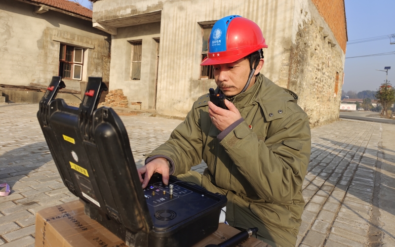 湖北送變電公司員工進行單兵設(shè)備測試。郭暉攝