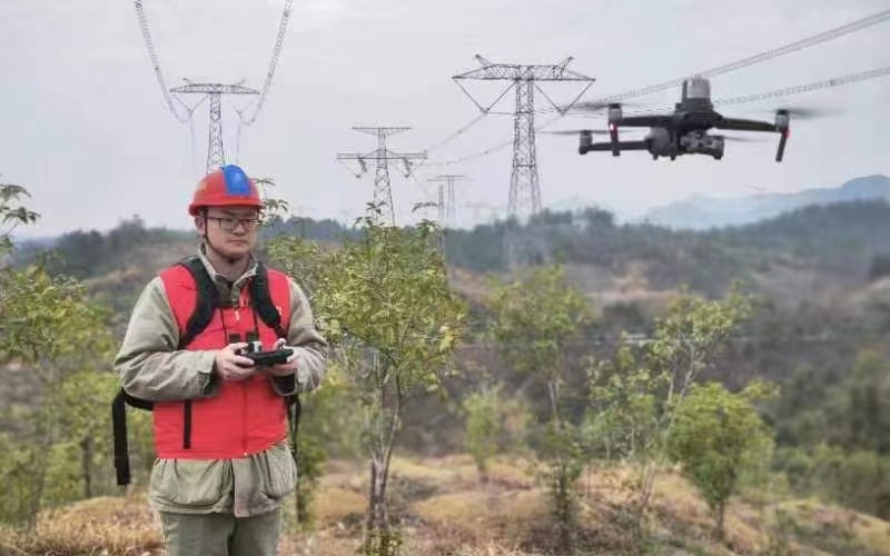 湖北送變電公司運維保電人員對電網(wǎng)線路進行全方位監(jiān)護。郭暉攝