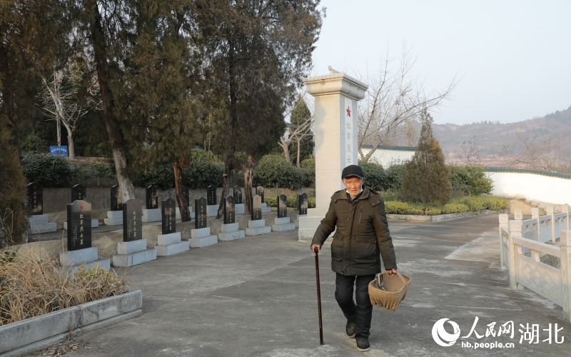  八旬老人姜能山65年來堅持大年初一祭拜烈士。人民網(wǎng) 郭婷婷攝