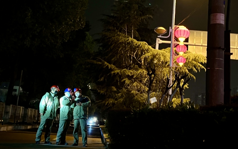 除夕夜，石必才和同事們對重要線路進行巡視測溫。