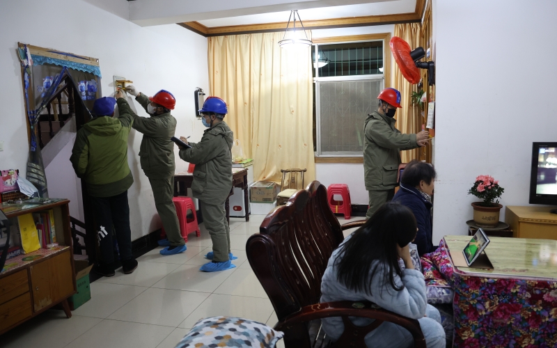 供電人員對居民家中的線路、開關(guān)開展用電檢查。