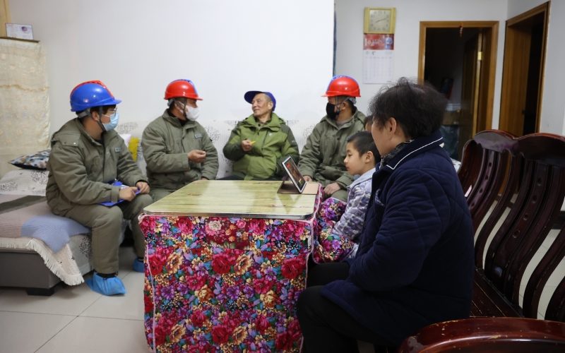 石必才和同事到居民家中宣傳安全用電知識。