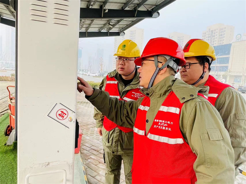 1月27日，在黃岡市行政服務(wù)中心公共充電站，工作人員正在對充電設(shè)施開展巡視。唐東琦攝