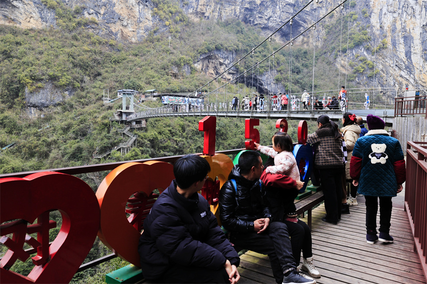 湖北建始:張燈結彩過大年 游人如織年味濃