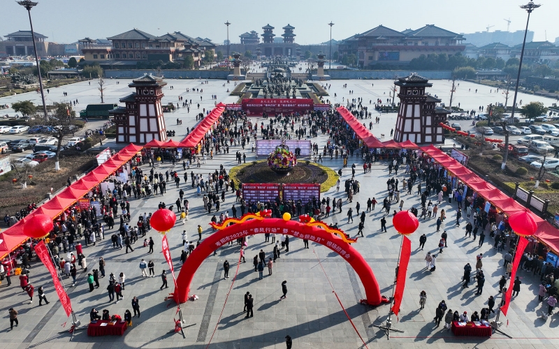 棗陽市2023年“春風(fēng)行動(dòng)”舉行。鐘華攝