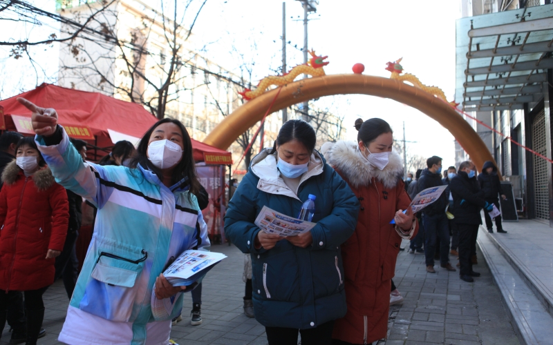 求職者在招聘會(huì)上尋找合適的工作。 郭振興攝