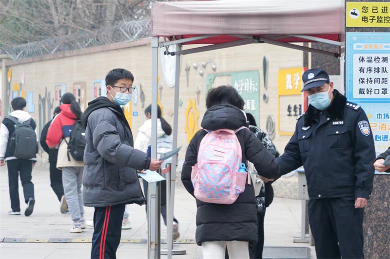 龐皓銘和民警在學(xué)校門前執(zhí)勤。