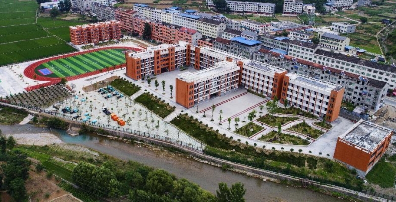 鄖西縣關(guān)防鄉(xiāng)九年一貫制學(xué)校航拍。徐軍攝