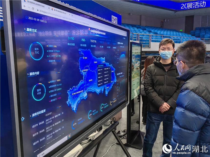 重點(diǎn)群體精準(zhǔn)服務(wù)信息平臺，可實(shí)時(shí)監(jiān)控各大項(xiàng)目缺工情況，有針對性地向其推薦用工信息。人民網(wǎng) 郭婷婷攝