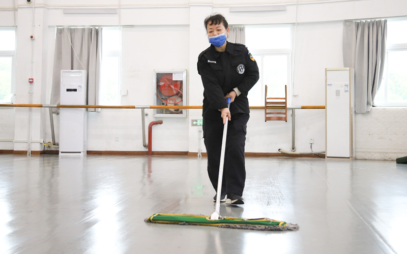 袁素琴在認(rèn)真清掃舞蹈室。徐浦暢攝