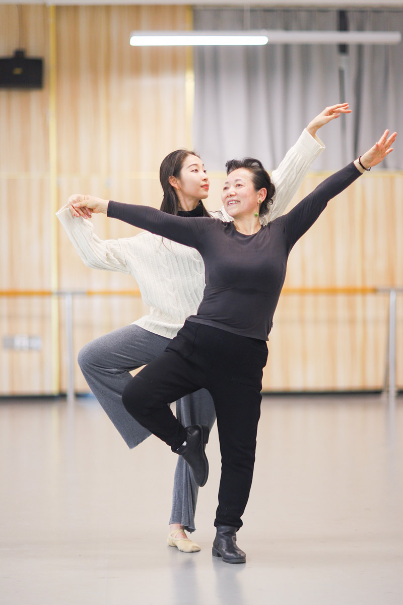蔣芳明和袁素琴共舞。尹鈺潔攝
