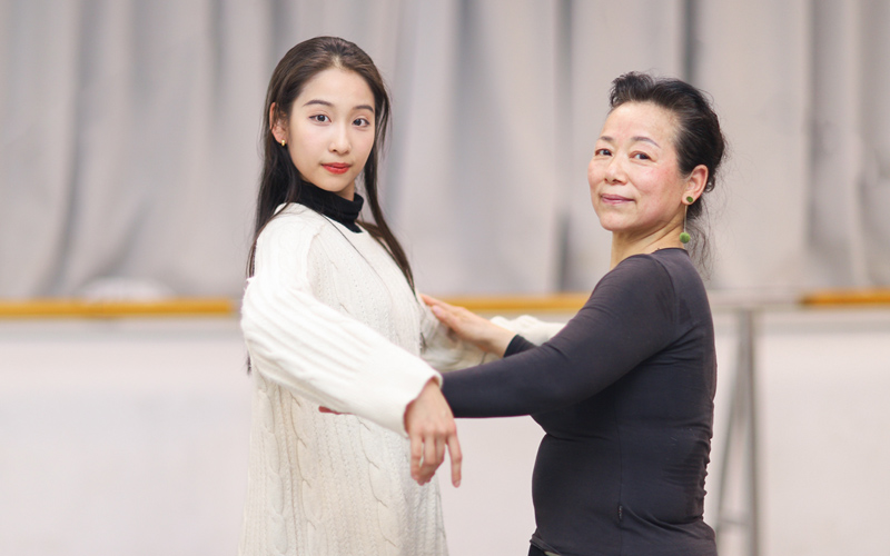 蔣芳明和袁素琴共舞。尹鈺潔攝