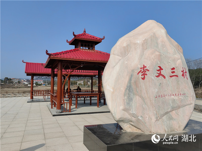 李文三村村民集體籌款修建的涼亭成為村里重要的議事場所。