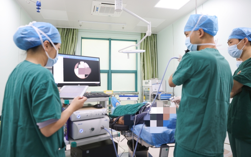 耳鼻喉科醫(yī)生譚健為患者進(jìn)行藥物誘導(dǎo)睡眠上氣道動(dòng)態(tài)內(nèi)鏡檢查。