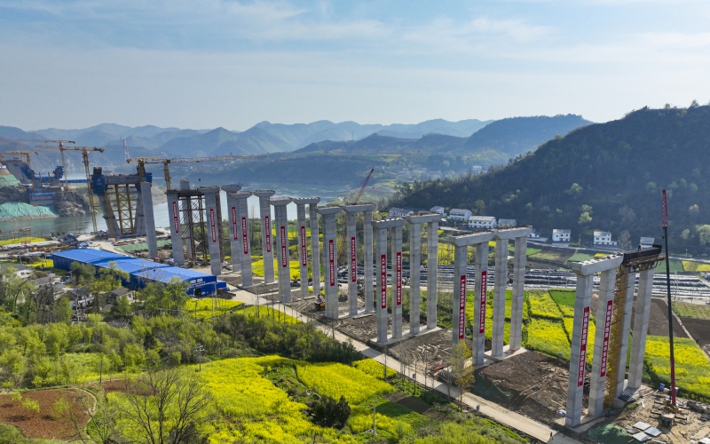 十巫北高速建設(shè)全面加快推進(jìn)，目前大橋主墩樁基、承臺全部完成。伍進(jìn)波攝