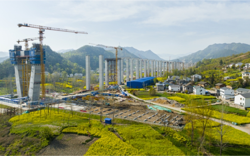 十巫北高速建設(shè)全面加快推進(jìn)，目前大橋主墩樁基、承臺(tái)全部完成。伍進(jìn)波攝
