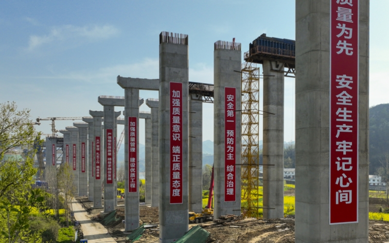十巫北高速建設(shè)全面加快推進(jìn)，目前大橋主墩樁基、承臺(tái)全部完成。伍進(jìn)波攝