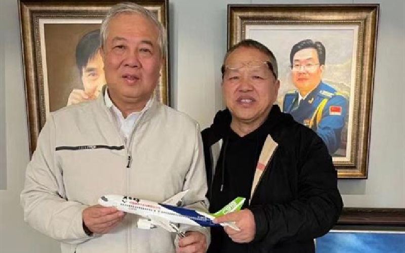 吳光輝將親筆簽名的C919飛機(jī)模型回贈給向斌。受訪者供圖