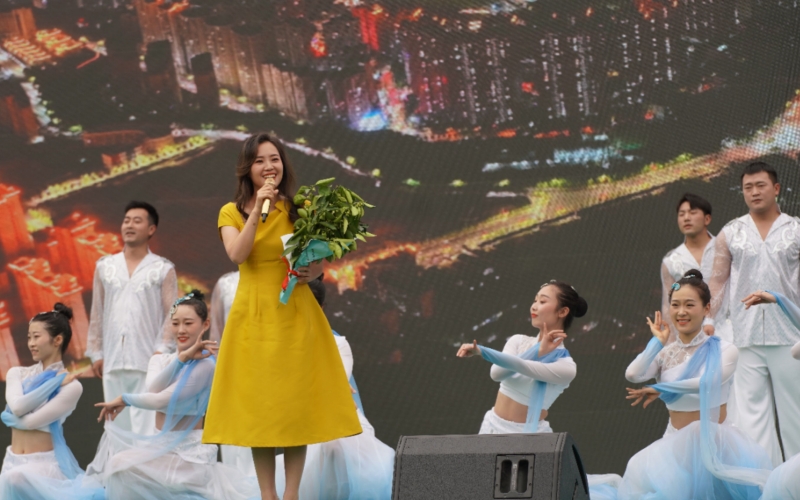 著名歌手云朵手捧橙花深情歌唱。周華山攝