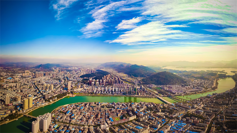 航拍全景赤壁。劉鵬飛攝