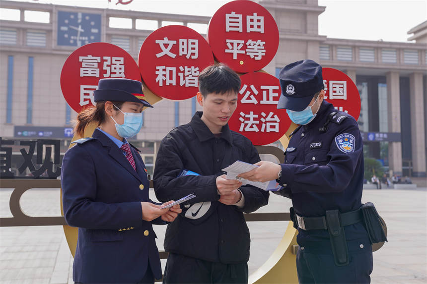 工作人員為過往旅客普及國家安全知識。李濤攝