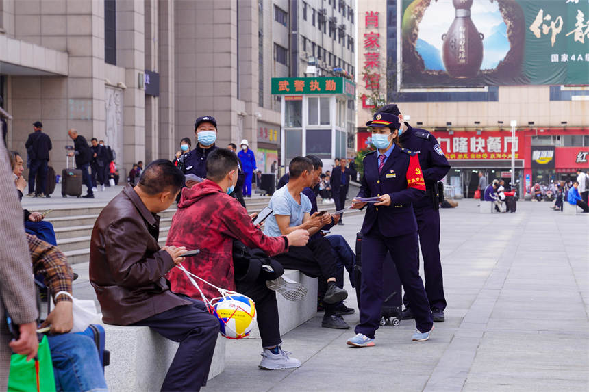 工作人員為過(guò)往旅客普及國(guó)家安全知識(shí)。李濤攝