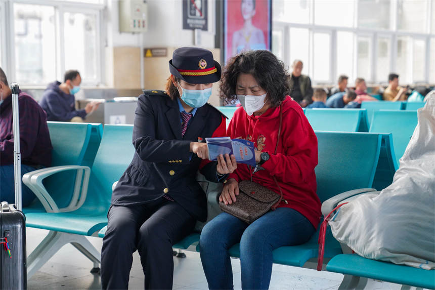 工作人員為過往旅客普及國家安全知識(shí)。李濤攝