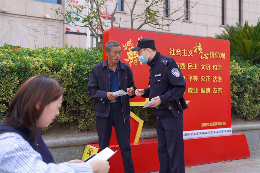 工作人員為過(guò)往旅客普及國(guó)家安全知識(shí)。李濤攝