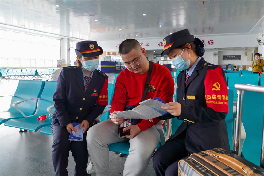工作人員為過往旅客普及國家安全知識。李濤攝