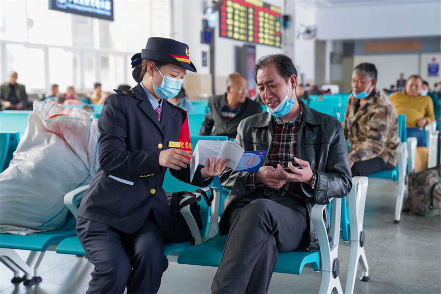 工作人員為過往旅客普及國家安全知識。李濤攝