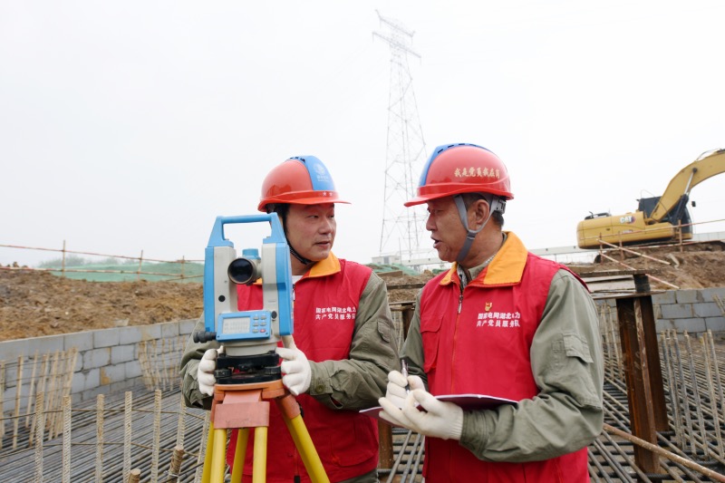 國網(wǎng)湖北送變電公司施工人員檢查SSN2094號跨越塔基礎(chǔ)承臺鋼筋鋪設(shè)質(zhì)量。鄒小民攝