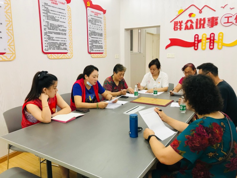 小區(qū)黨支部、業(yè)委會及居民代表共議小區(qū)路面改造問題。丁繡娟攝