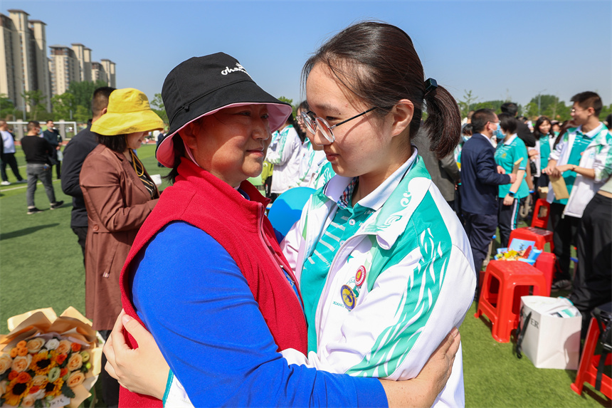 家長與孩子擁抱。