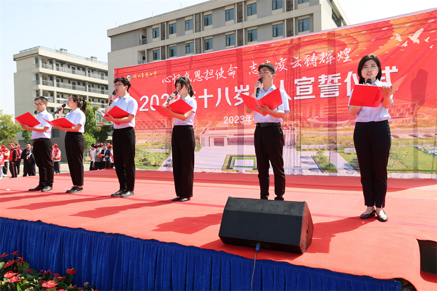 老師代表為學生送上祝福。