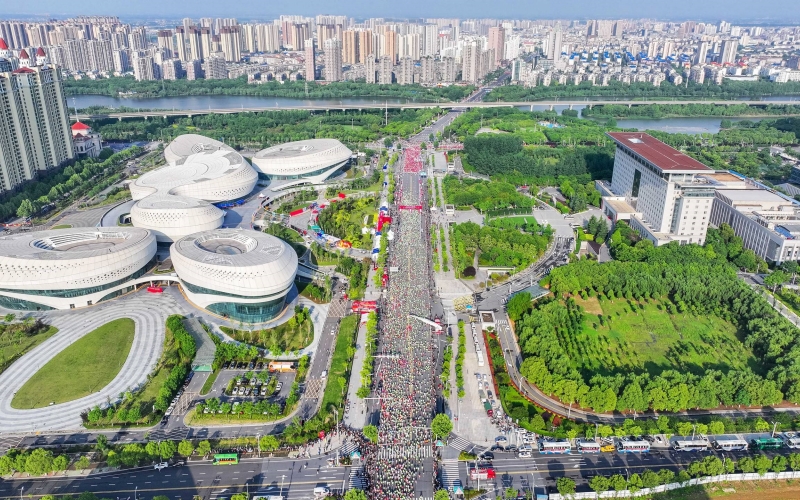 “2023孝感馬拉松”在孝感市文化中心鳴槍起跑。2023孝感馬拉松組委會供圖