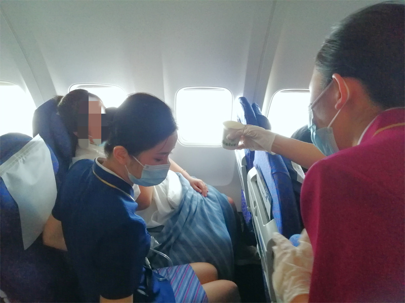 乘務(wù)組照料劉女士。南航湖北分公司供圖