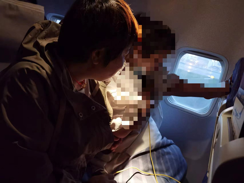 沈三英守在劉女士身旁。南航湖北分公司供圖