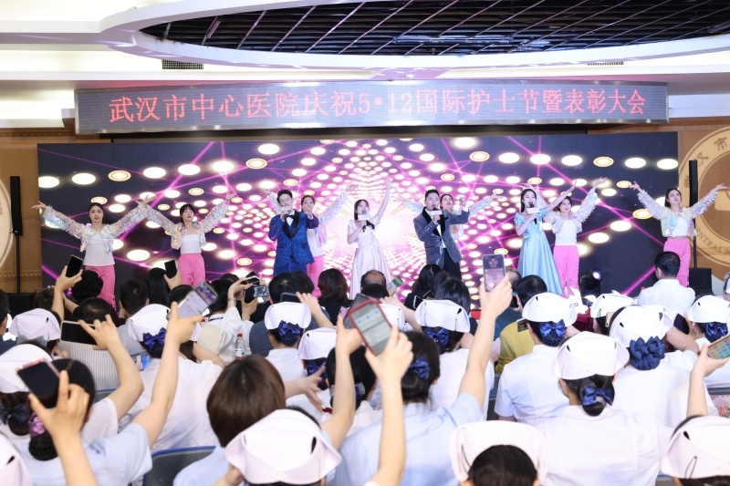 護(hù)理人員用精心編排的歌舞、音詩畫等節(jié)目慶祝即將到來的國際護(hù)士節(jié)。