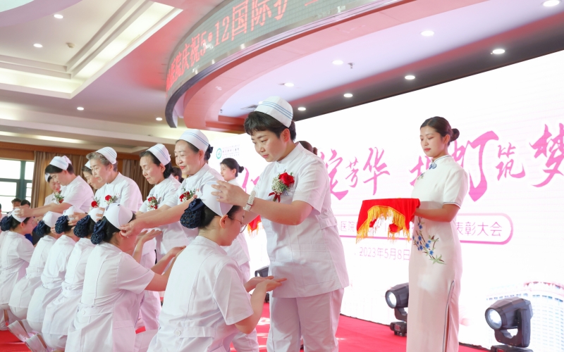 大會舉行了莊嚴的授帽宣誓儀式,護理前輩為年輕護士戴上圣潔的燕尾帽。