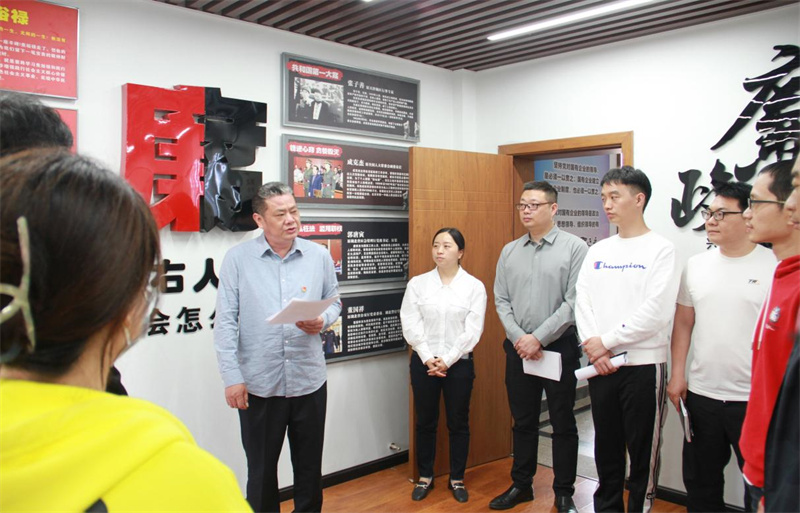 青年員工們?cè)诹幕覂?nèi)接受廉政教育。