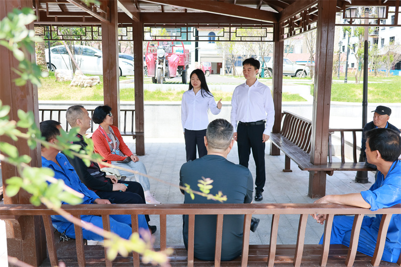 青年員工到農(nóng)村或到零售戶宣講二十大的場(chǎng)面。