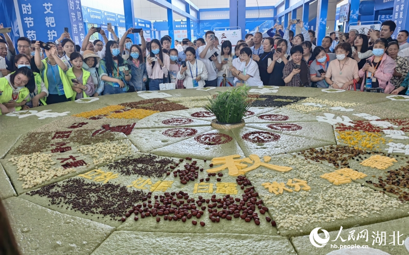 蘄春千人品嘗艾粑民俗活動。人民網(wǎng)記者 郭婷婷攝