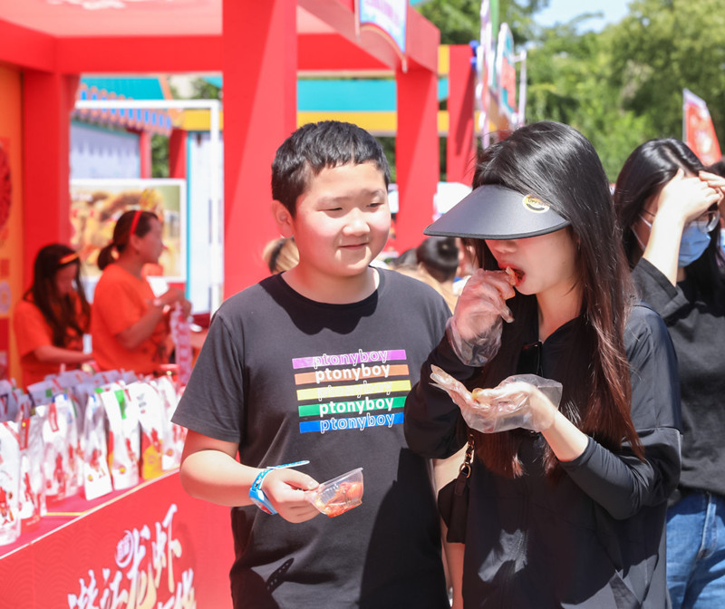 首屆潛江龍蝦武漢吃購嘉年華活動中，龍蝦菜品吸引眾多食客試吃。潛江宣傳部供圖