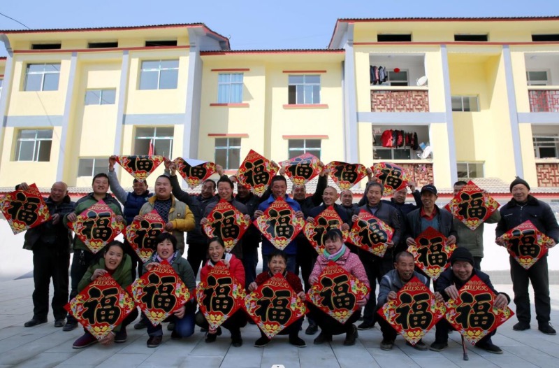 鄖西縣關(guān)防鄉(xiāng)沙溝村村民臉上洋溢著幸福的笑臉。 鄖宣文攝