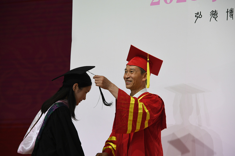 校長(zhǎng)給畢業(yè)生撥穗。