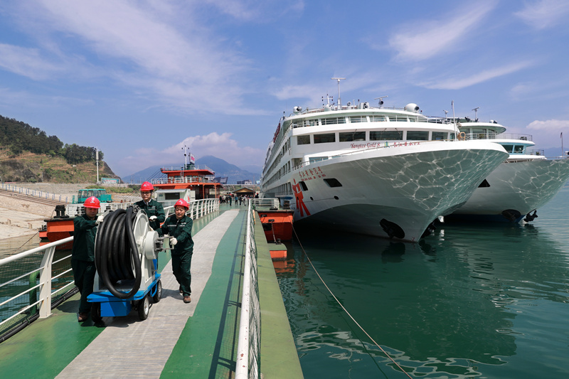 岸電服務(wù)人員為?？坑屋喗油ò峨?。雷勇攝