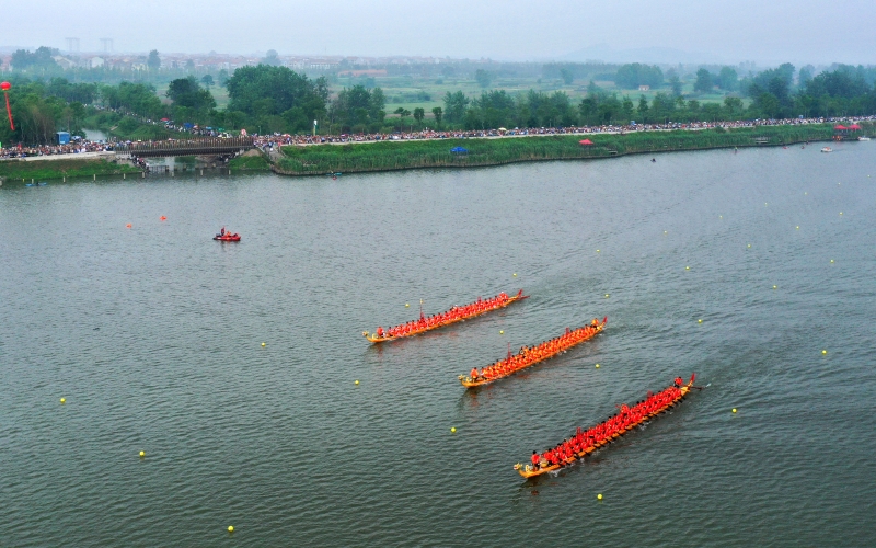 武穴街道7個鎮(zhèn)（街）16支代表隊(duì)隊(duì)伍在美麗的武山湖破浪爭先。