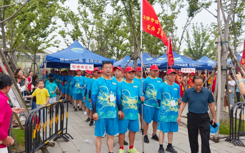 很多游子不遠(yuǎn)千里回到家鄉(xiāng)參加龍舟賽。