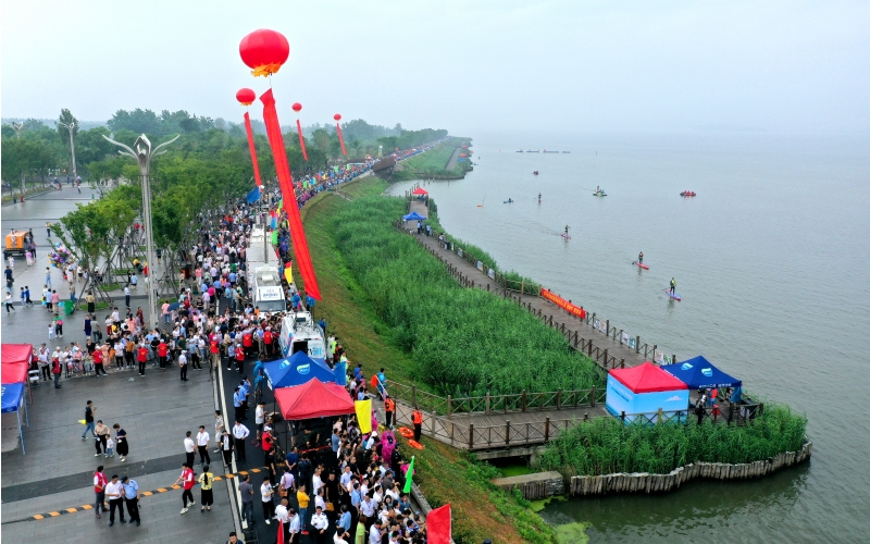 龍舟賽現(xiàn)場人頭攢動，熱鬧非凡。